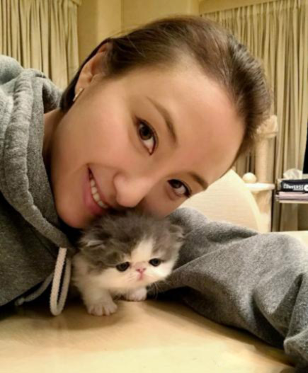 Florinda Ho and her cat