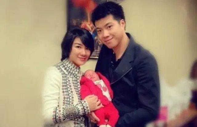 Huang Yi, Huang Yiqing, and their baby in an old photo