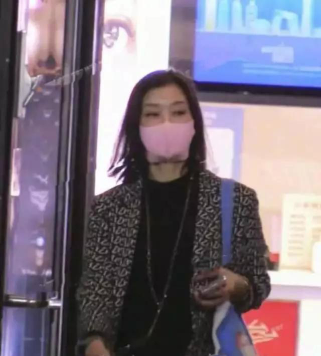 Song Zuying spotted shopping