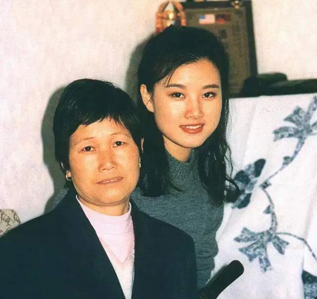 Song Zuying in an old photo with her mother